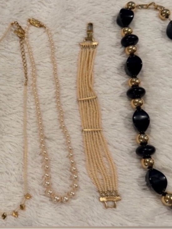 Napier Jewelry - Bundle of 4 vintage Napier jewelry items beads, pearls, seed beads, gold metal